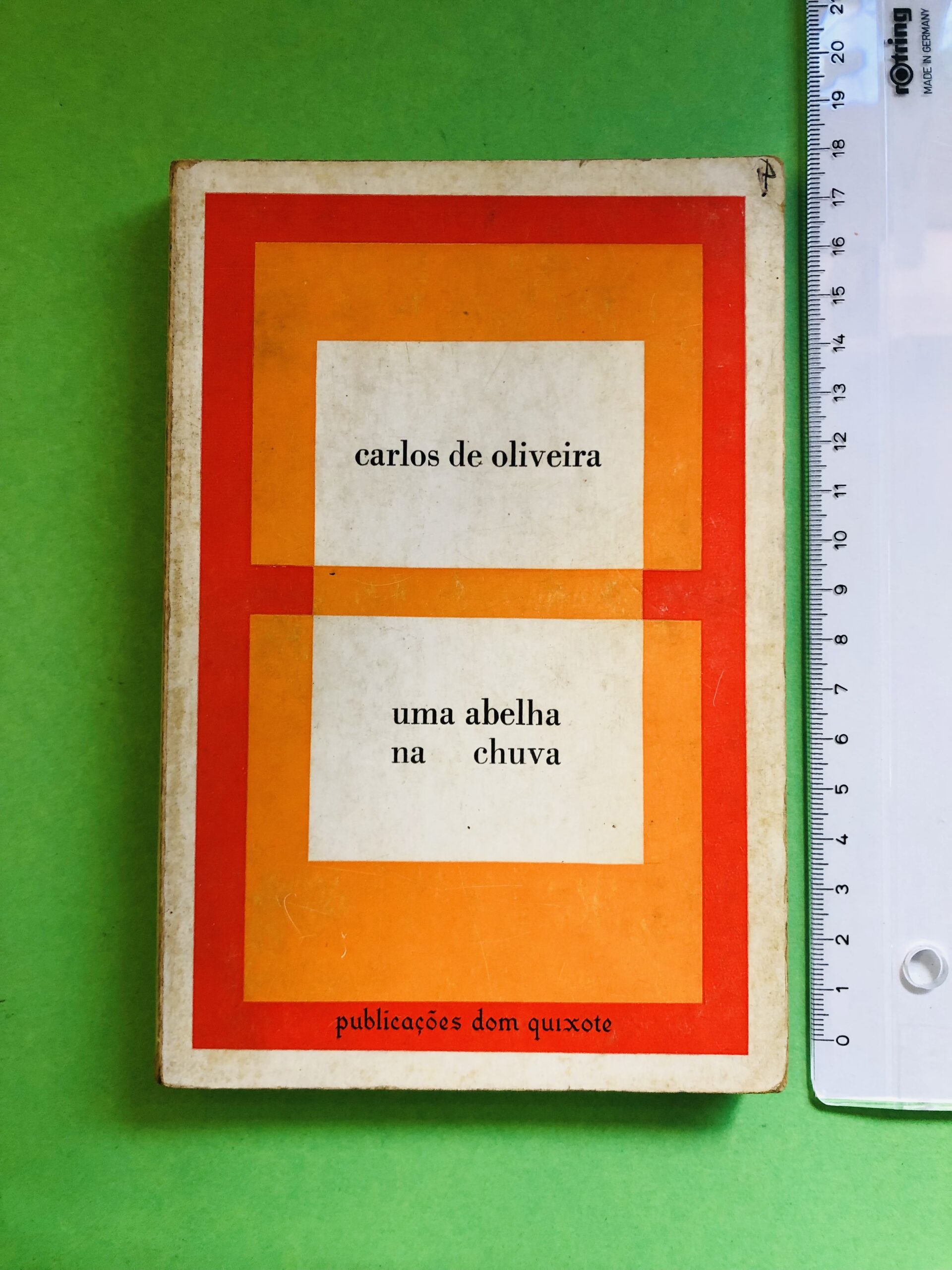 Uma abelha na chuva - Carlos de Oliveira