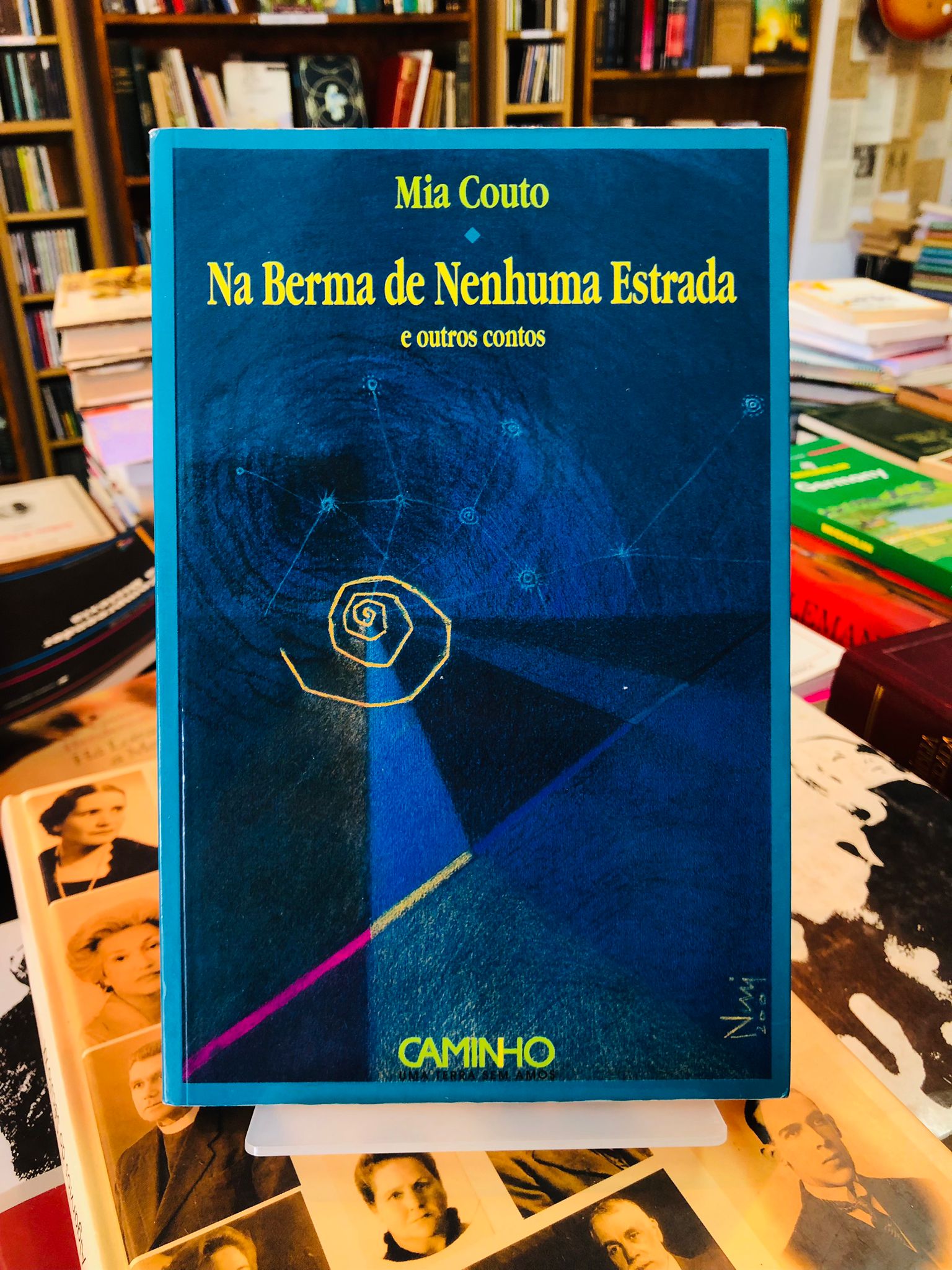 Na Berma de Nenhuma Estrada e Outros Contos - Mia Couto